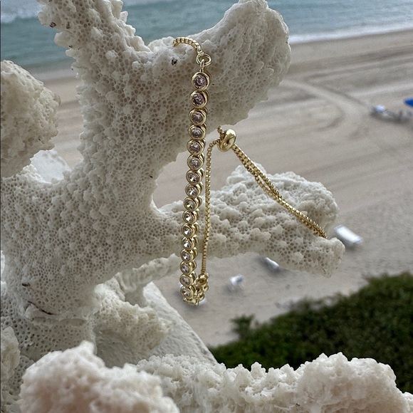 Elegant Gold and Diamond like Bracelet - Picture 4 of 7